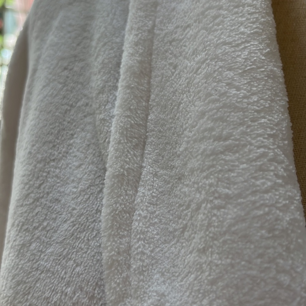 Calvin Klein white plush fleece bathrobe - Sz M/L, New with tags - Picture 3 of 7